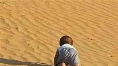 طفل يحبوا في الصحراء 