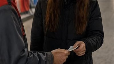 توقفنا انا وزوجي لتزود بالوقود 