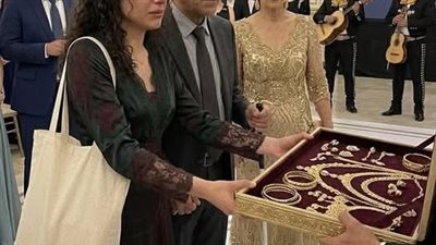العروس خلعت فستانها وسط الفرح واخدت ابوها الكفيف ورحلت 
