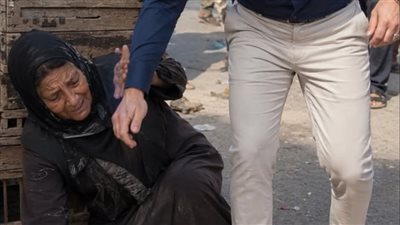 مليونير حديث السراء دفع سيدة متسولة على الأرض 