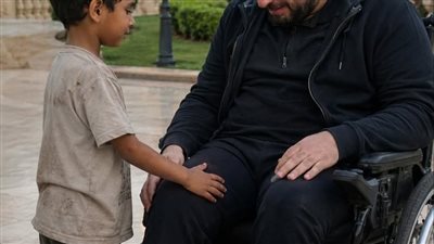 حين وقف المليونير علي العشب 
