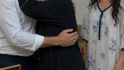 فتاة تقع في حب رجل أكبر منها 
