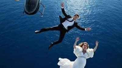 دفع مليونير زوجته الحامل صاحبه الثروة خارج الطائرة 