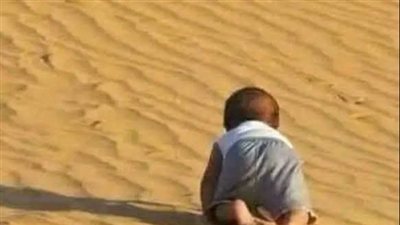طفل في الصحراء 