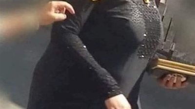 لقيت ست كبيرة لابسه اسود وشكلها غريب 